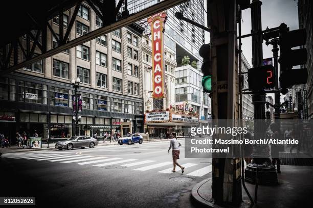 view of n state street with the sign of the chicago theatre - illinois stock-fotos und bilder