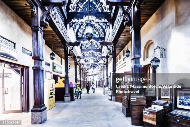 medinat jumeirah, shops in the interior - hotel madinat jumeirah stockfoto's en -beelden