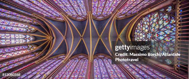 sainte-chapelle, the vaulted ceiling, the rose window and the apse - sainte chapelle photos et images de collection