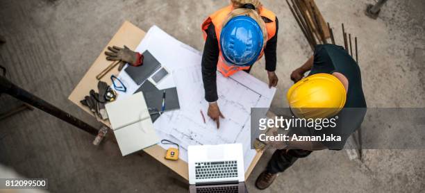 controle van de blauwdrukken - building contractor stockfoto's en -beelden