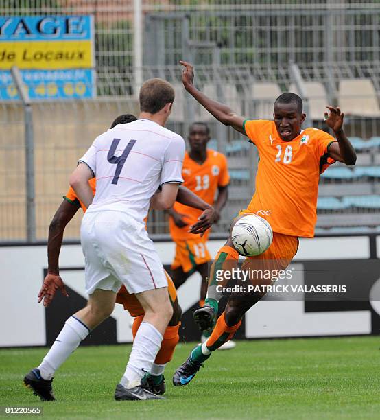 S defender Kyle Davies vies with Ivory Coast's forward Sekou Cisse during their under 21 football match on May 23, 2008 at the Marquet Stadium in La...