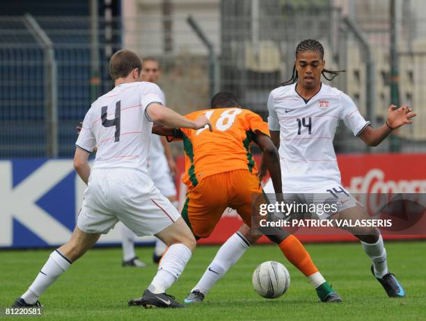 S defenders Bryan Arguez and Kyle Davies vie with Ivory Coast's forward Sekou Cisse during their under 21 football match on May 23, 2008 at the...