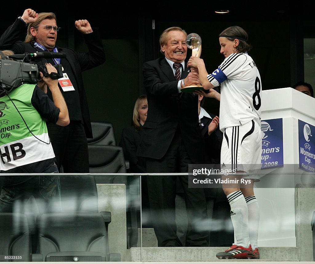 FFC Frankfurt v Umea IK - Women's Cup Final