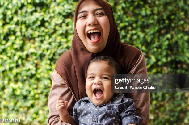 greenery - muslim family foto e immagini stock