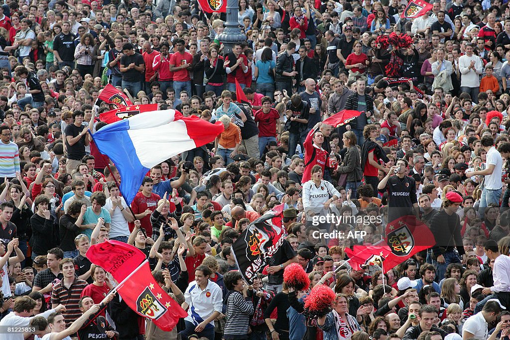 Some 20,000 fans cheer up their Toulouse