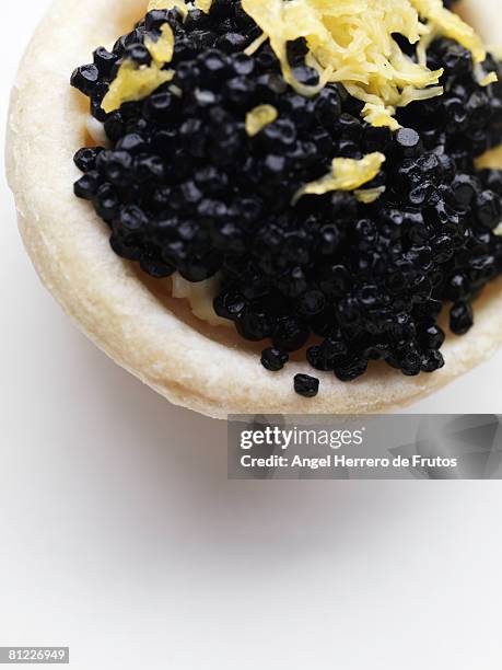 caviar appetizer with seaweed. - angel herrero de frutos stock-fotos und bilder