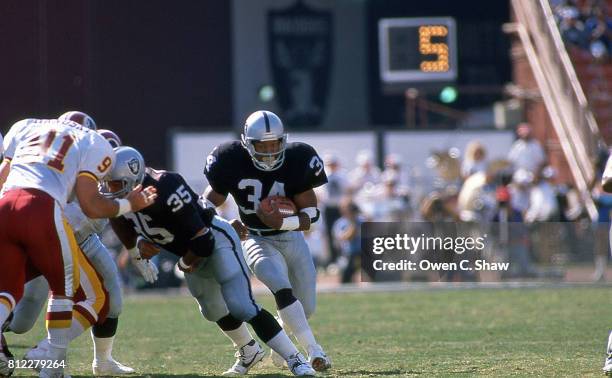 Bo Jackson of the Los Angeles Raiders rushes against the Washington Redskins at the Coliseum circa 1987 in Los Angeles, California.