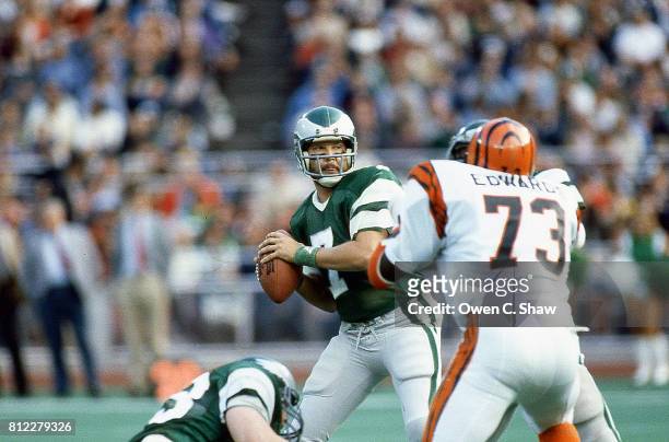 Ron Jaworski of the Philadelphia Eagles prepares to pass against the Cincinnati Bengals at Veterans Stadium circa 1983 in Philadelphia,Pennsylvania.