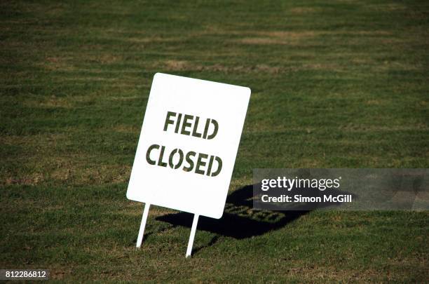 'field closed' sign in the domain, sydney, new south wales, australia - keep off the grass sign stock pictures, royalty-free photos & images