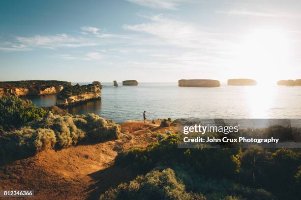 great ocean road lookout - melbourne australië stockfoto's en -beelden