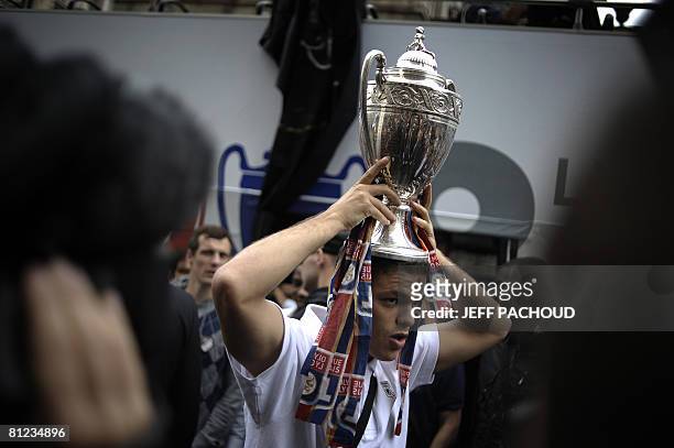 French L1 club Olympique Lyonnais' midfielder Hatem Ben Arfa parades with the trophy as hundreds of supporters welcome the players, on May 25, 2008...