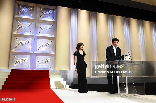 Puerto Rican actor Benicio Del Toro acknowledges the audience next to French actress Valerie Lemercier after winning the Best Actor award for his...