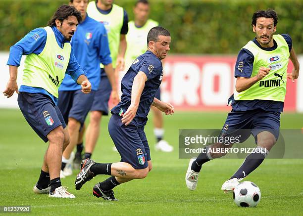 Italy midfielder Gennaro Gattuso, striker Antonio Di Natale and defender Gianluca Zambrotta fight for a ball during a training session of the Italian...