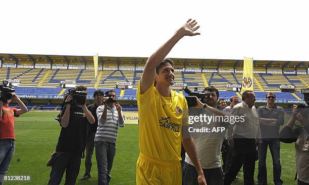 Villarreal's new Brazilian signing Edmilson Jos? Gomes de Moraes poses during his official presentation at the Madrigal Stadium in Villarreal on May...