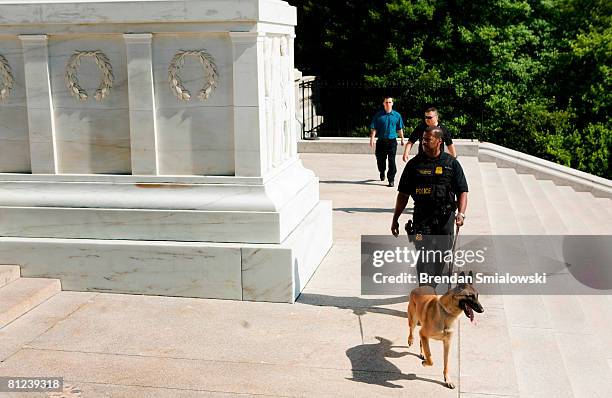 Secret Service Agent walks a bomb dog through the Tomb of the Unknowns at Arlington National Cemetery May 26, 2008 in Arlington, Virginia. US...