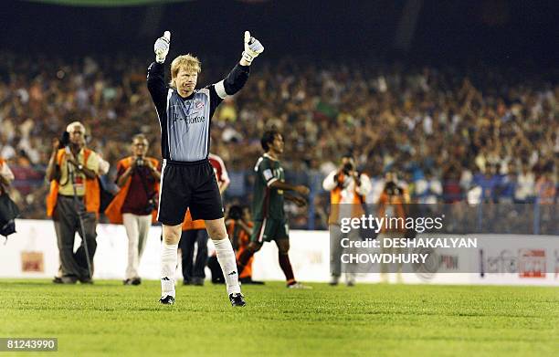 Bayern Munich goalkeeper and captain Oliver Kahn gestures as he leaves the ground during a friendly match between Bayern Munich and India's Mohun...