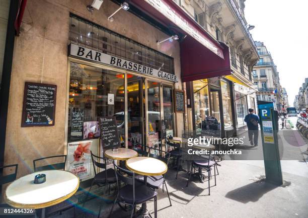 brasserie típica en el centro de la ciudad de parís, francia - brasserie fotografías e imágenes de stock