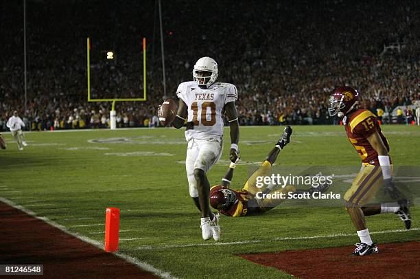 Texas Longhorn quarterback Vince Young scores the winning touchdown during the 2006 Rose Bowl game at the Rose Bowl in Pasadena, California on...