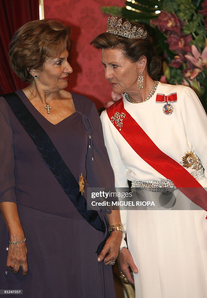 Portugal?s first lady Maria Cavaco (L) c