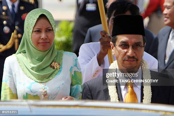 Malaysian King Sultan Mizan Zainal Abidin and Queen Nur Zahirah walk at Phnom Penh International Airport on May 28, 2008. King Sultan Mizan Zainal...