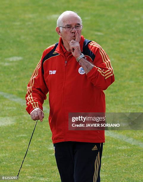 Spain's coach Luis Aragones leads a training session at the Las Rozas sport city near Madrid on May 28, 2008 prior to the Euro 2008 football...