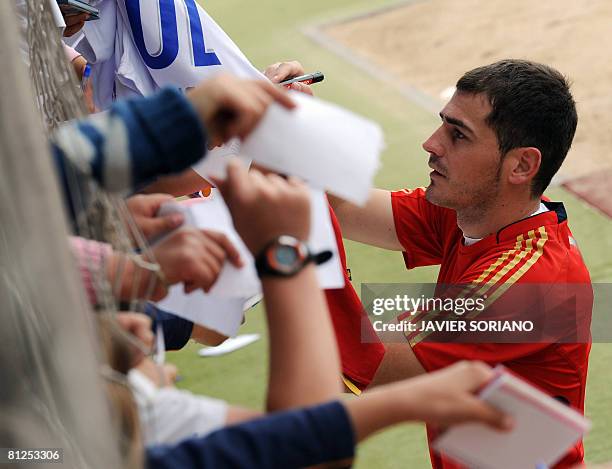 Spain's goalkeeper Iker Casillas signs autographs during a training session at the Las Rozas sport city near Madrid on May 28, 2008 prior to the Euro...