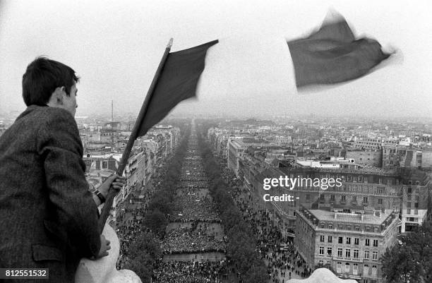 Vue de la manifestation de soutien au président de Gaulle qui s'est tenue sur la Champs Elysées à Paris le 30 mai 1968 pendant les événements de mai...