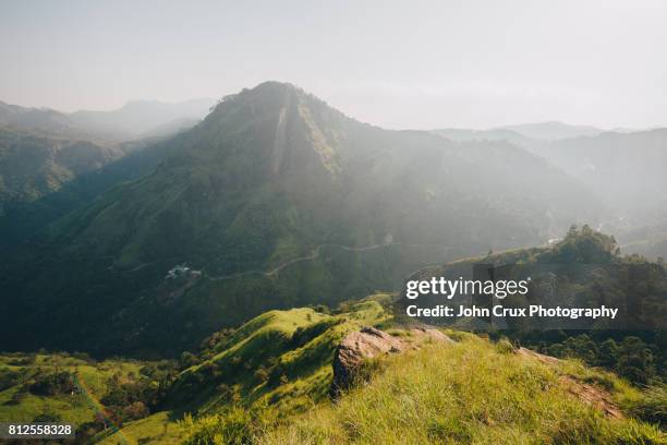 ella little adams peak - sri lanka little mountain fotografías e imágenes de stock