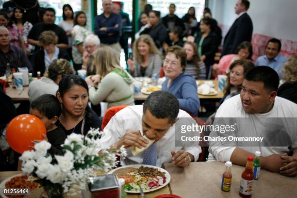 Democratic presidential hopeful Sen. Barack Obama has lunch at Luis's Taqueria Mexican Resturaunt, May 9, 2008 in Woodburn, Oregon. Many hispanic...