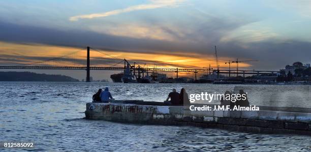 valentine´s sunset at lisbon - terreiro do paço stock pictures, royalty-free photos & images