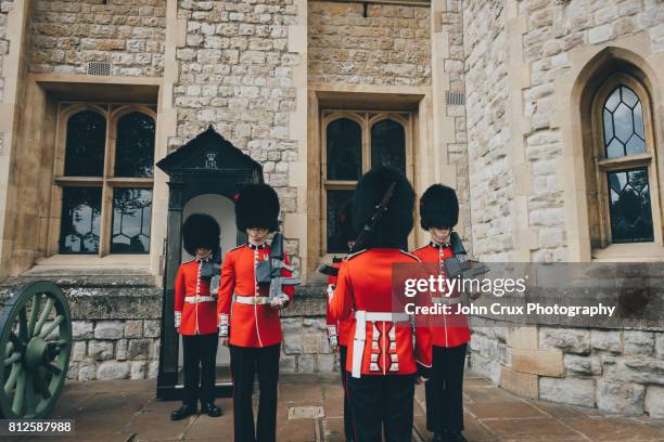 tower of london guards - gaurds stock pictures, royalty-free photos & images