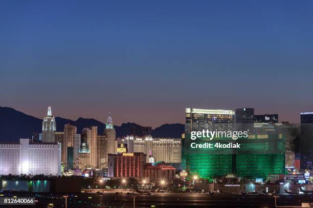 las vegas hotel casino edifícios após o pôr do sol - mgm grand - fotografias e filmes do acervo