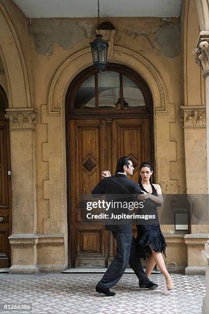 couple dancing - tango stockfoto's en -beelden
