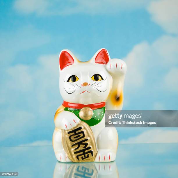 japanese beckoning cat statue - maneki neko stock pictures, royalty-free photos & images