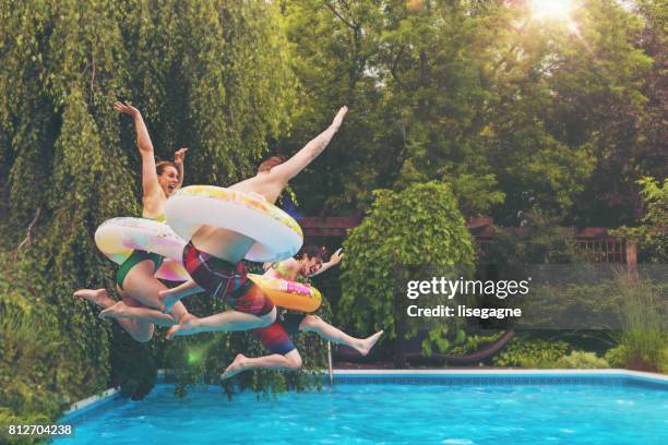 amigos durante un día de verano - fiesta de piscina fotografías e imágenes de stock
