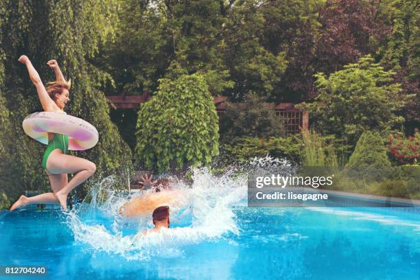 friends during a summer day - splash pool imagens e fotografias de stock