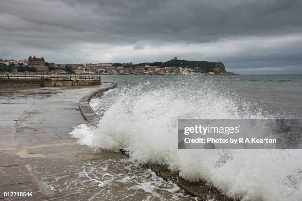 stormy sea at scarborough, north yorkshire coast - scarborough reino unido fotografías e imágenes de stock