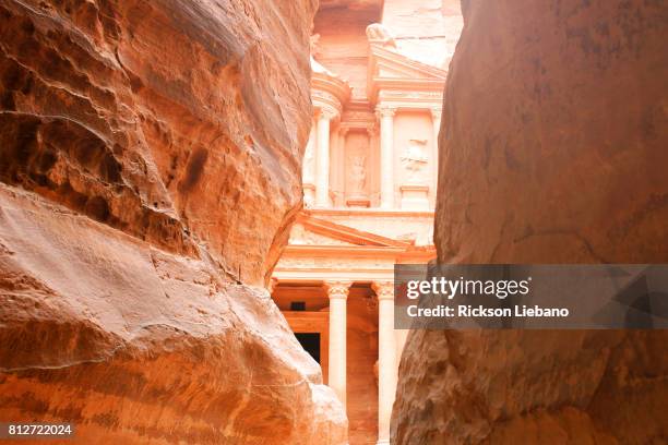 petra, jordan - the siq fotografías e imágenes de stock