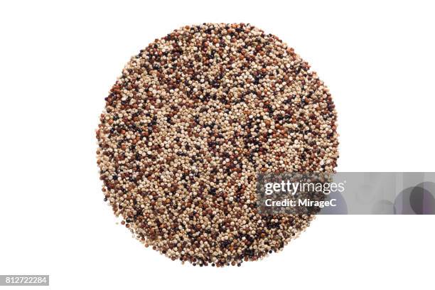 raw quinoa grain - quinua fotografías e imágenes de stock