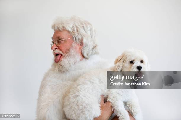 senior man with look alike dog. - representar fotografías e imágenes de stock