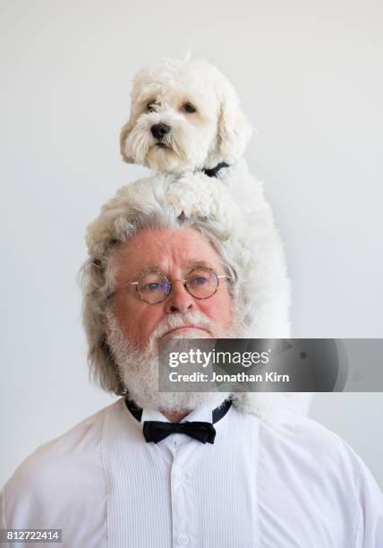 senior man with look alike dog. - darstellen stock-fotos und bilder