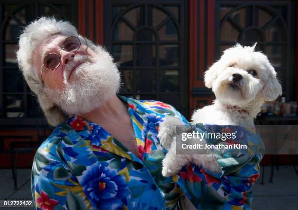 senior man with look alike dog. - representar fotografías e imágenes de stock