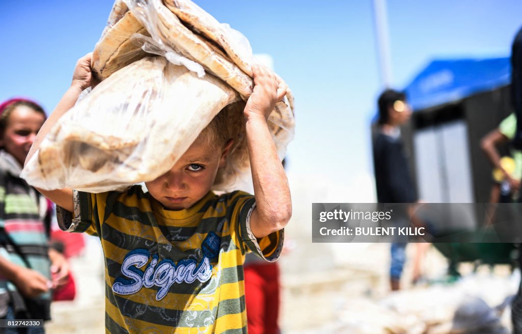 TOPSHOT-SYRIA-CONFLICT-RAQA-REFUGEES