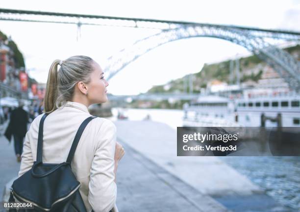 jonge vrouw met rugzak op de europese straten lopen - porto portugal stockfoto's en -beelden