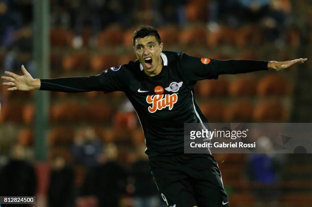 Oscar Cardozo of Libertad celebrates after scoring the second goal of his team during a first leg match between Huracan and Libertad as part of...