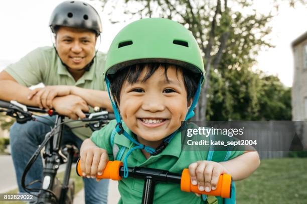 padre e figlio in bici - casco bici foto e immagini stock
