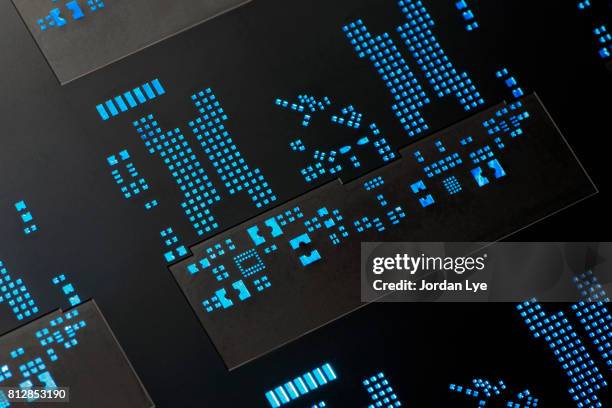 electronic stencil board - bauteil zur oberflächenmontage stock-fotos und bilder