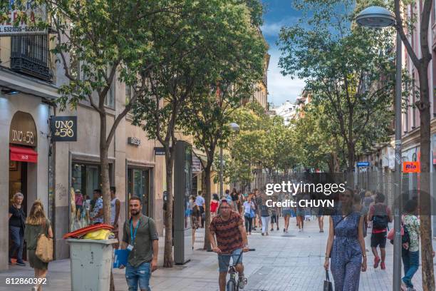 fuencarral shoppers zone - área para peões imagens e fotografias de stock