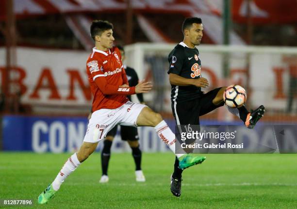 Sergio Aquino of Libertad fights for the ball with Ignacio Pussetto of Huracan during a first leg match between Huracan and Libertad as part of...