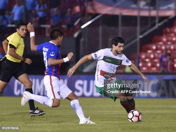 William Klingender of Uruguays Boston River vies for the ball with Marcos Riveros of Paraguay's Cerro Porteno during their 2017 Copa Sudamericana...